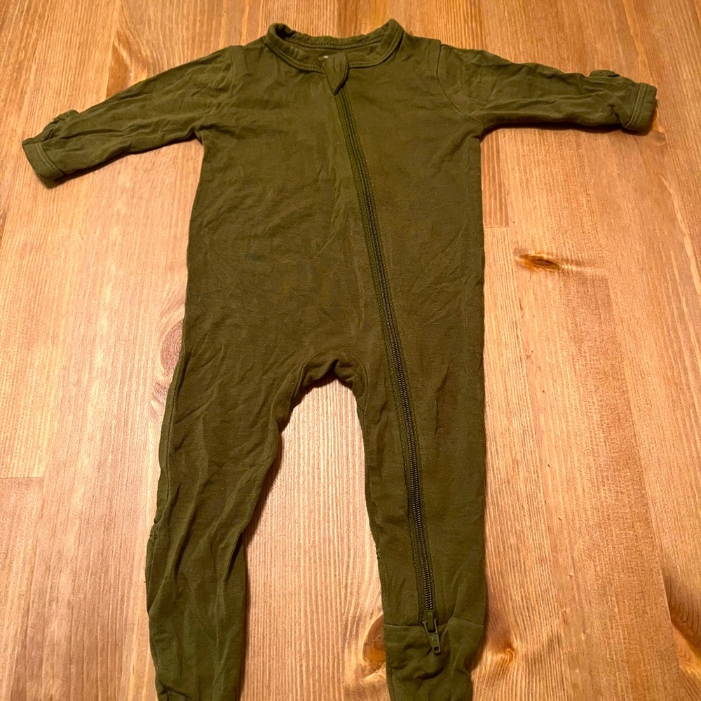 Jungle green KYTE baby footie! Excellent condition. Minor pilling
